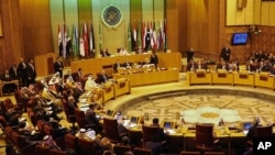 در حالیکه عراق از "حزب الله لبنان" حمایت می کرد، مقام های عربستان جلسه اتحادیه عرب را ترک کردند. 