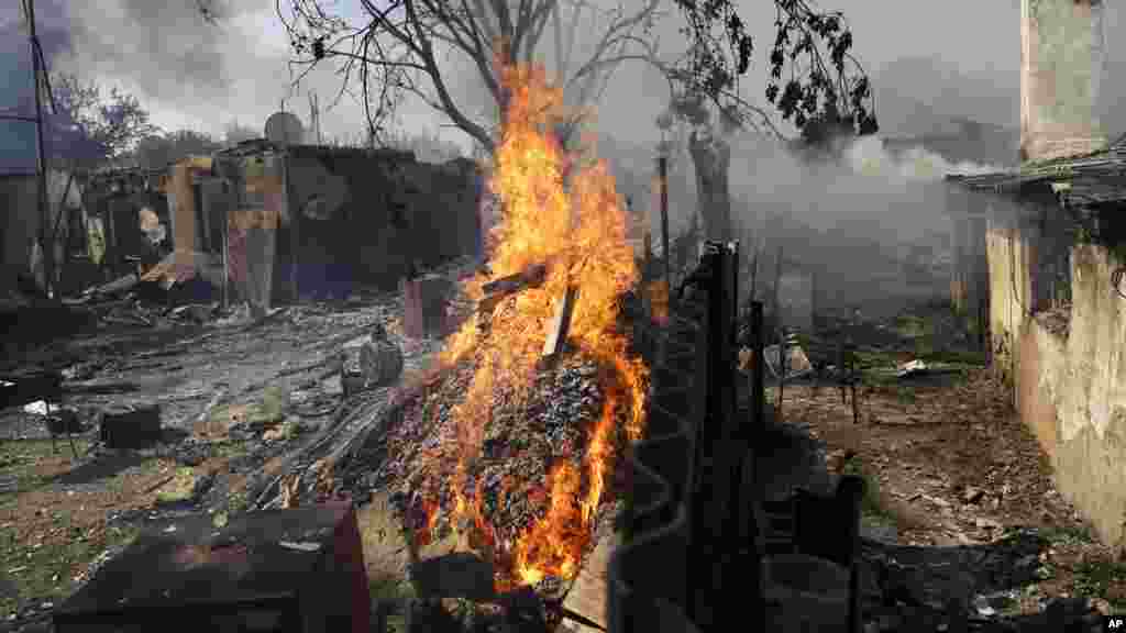 Rumah-rumah yang terbakar dalam sebuah serangan di Donetsk, Ukraina timur (7/9).&nbsp;(AP/Sergei Grits)