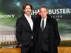 Sutradara, Jason Reitman (kiri) dan ayahnya, produser Ivan Reitman, di acara pemutaran perdana film "Ghostbusters: Afterlife" 15 November 2021 di New York (dok: Evan Agostini/Invision/AP)