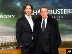 Sutradara, Jason Reitman (kiri) dan ayahnya, produser Ivan Reitman, di acara pemutaran perdana film "Ghostbusters: Afterlife" 15 November 2021 di New York (dok: Evan Agostini/Invision/AP)