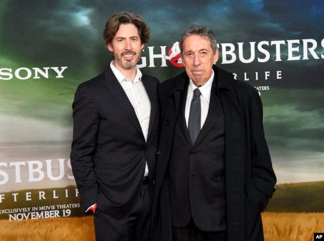 Sutradara, Jason Reitman (kiri) dan ayahnya, produser Ivan Reitman, di acara pemutaran perdana film "Ghostbusters: Afterlife" 15 November 2021 di New York (dok: Evan Agostini/Invision/AP)