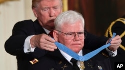 도널드 트럼프 미국 대통령이 23일 백악관에서 베트남전 참전 군의관 출신 마이클 로즈 예비역 대위에게 최고 훈장인 명예훈장을 수여했습니다.