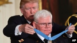 川普总统在白宫把美国最高军事荣誉-荣誉勋章授予退役陆军上尉罗斯