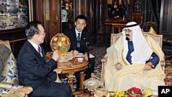 Saudi King Abdullah meets with Chinese Premier Wen Jiabao at the Royal Palace in Riyadh, January 15, 2012.
