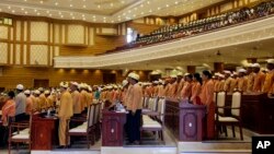 NLD အမတ်များကို လွှတ်တော်အတွင်း တွေ့ရစဉ် 
