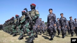 Pasukan khusus militer Indonesia berbaris selama parade di Denpasar, Bali (foto: dok). 