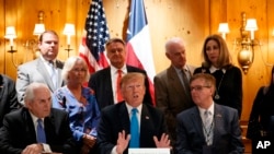 El presidenteDonald Trump habla con periodistas sobre política fronteriza durante un evento de recaudación de fondos en San Antonio, Texas. Abril 10, 2019.