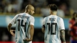 ARCHIVO - Javier Mascherano (izquierda) y Lionel Messi tras un gol de Messi en el amistoso contra Haití, el 29 de mayo de 2024, en Buenos Aires. 