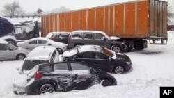 Dari foto yang dirilis oleh Departemen Transportasi Oregon ini, tampak banyak kendaraan yang terjebak badai salju di dekat Albany, Oregon (6/2). Badai salju hebat telah melanda kawasan Barat Laut Amerika selama dua hari, menjatuhkan salju setebal 15 sentimeter yang mengakibatkan jalan-jalan licin dan berbahaya.