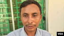 Ven Vorn, an environmental defender in Areng region, talks to VOA Khmer near the Court of Appeal, Phnom Penh, Cambodia, September 9, 2016 (Hul Reaksmey/VOA Khmer) 