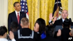 President Barack Obama menyaksikan acara pernyataan sumpah setia warga negara dalam acara naturalisasi di Gedung Putih, Washington DC, 4/7/2014. 