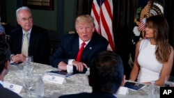 Presiden AS Donald Trump berbicara mengenai krisis penggunaan "opioid" di AS bersama Menteri Kesehatan Tom Price (kiri) dan Melania Trump Bedminster, New Jersey, Selasa (8/8).