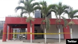 Otro edificio dañado en el balneario de Atacames, provincia de Esmeraldas, Ecuador, tras sismos del lunes 19 de diciembre de 2016. Foto: @Riesgos_Ec.r