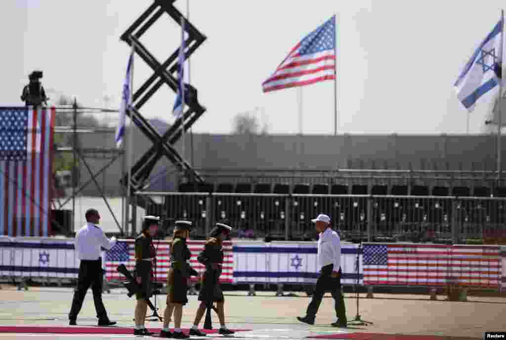 2013年3月20日，在特拉维夫附近的本.古里安国际机场，以色列士兵各就各位，准备为美国总统奥巴马举行正式欢迎仪式。