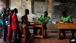 Voters queue to cast their ballots in the second round of presidential election and the fourth district of Bangui, Central African Republic, Feb. 14, 2016. 