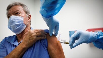Một người Mỹ tình nguyện tham gia thử nghiệm vaccine COVID-19.
