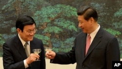 Vietnamese President Truong Tan Sang (L) and Chinese President Xi Jinping toast during a signing ceremony at the Great Hall of the People in Beijing, June 19, 2013.