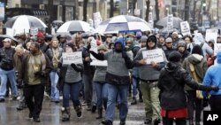 Para demonstran memadati kawasan "Magnificent Mile" distrik perbelanjaan di kota Chicago, Illinois, dalam unjuk rasa hari Jumat (27/11).