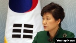 박근혜 한국 대통령이 13일 청와대 영빈관에서 열린 통일준비위원회 제2차회의에서 인사말을 하고 있다. 박 대통령은 이 날 남북이 합의한 고위급 접촉을 남북관계 개선의 기회로 삼아야 한다며 5.24 제재 조치는 대화로 풀어야 한다는 입장을 밝혔다.