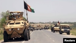 Các lực lượng Afghanistan chuẩn bị cho trận chiến với Taliban ở vùng ngoại ô của thành phố Kunduz, miền Bắc Afghanistan, ngày 21/6/2015.