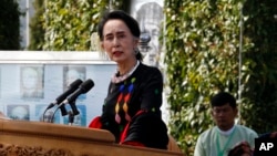 Myanmar State Counsellor Aung San Suu Kyi delivers a speech during Union Day celebrations in Panglong, Myanmar, Feb. 12, 2017. Suu Kyi has called on all armed ethnic groups to sign a nationwide ceasefire. 
