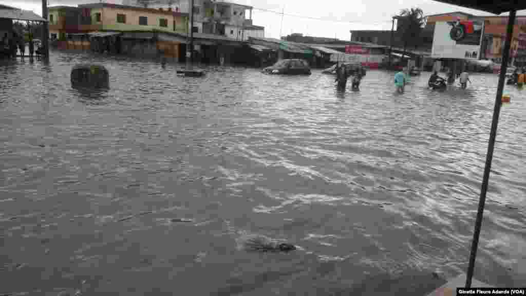 Les habitants de plusieurs quartiers ont les pieds dans l’eau à cause de la crue, à Cotonou, Bénin, 8 octobre 2016. VOA/Ginette Fleure Adande