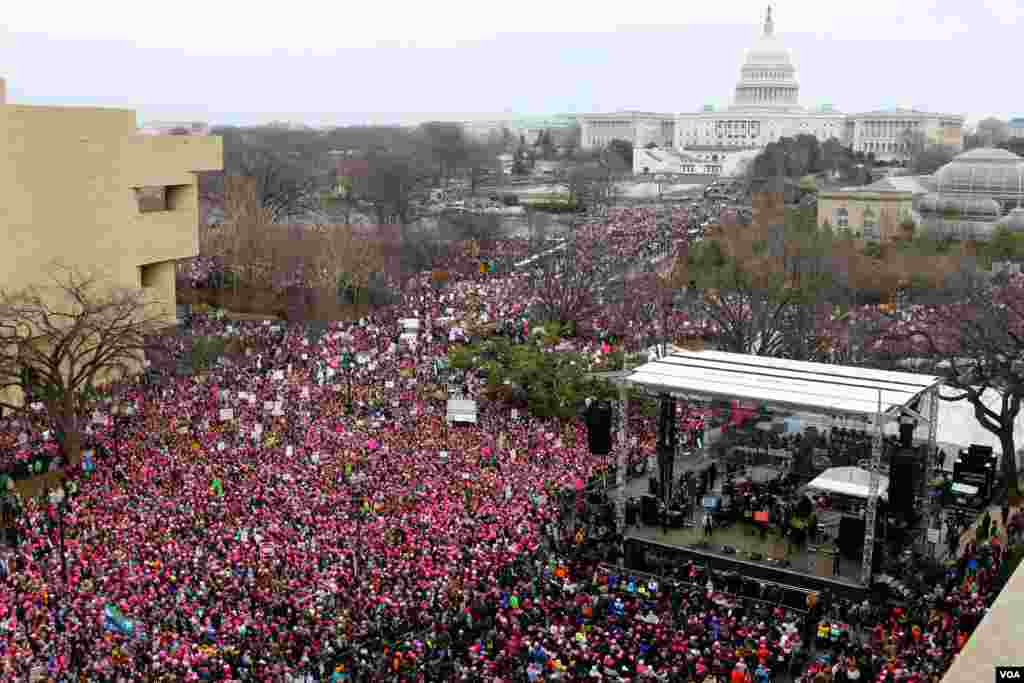 도널드 트럼프 미국 대통령 취임 이튿날인 21일, 미국 수도 워싱턴 DC에서는 여성들의 대규모 &#39;반트럼프&#39; 행진이 열렸다. 국회의사당 주변에 많은 참가자들이 모여있다.