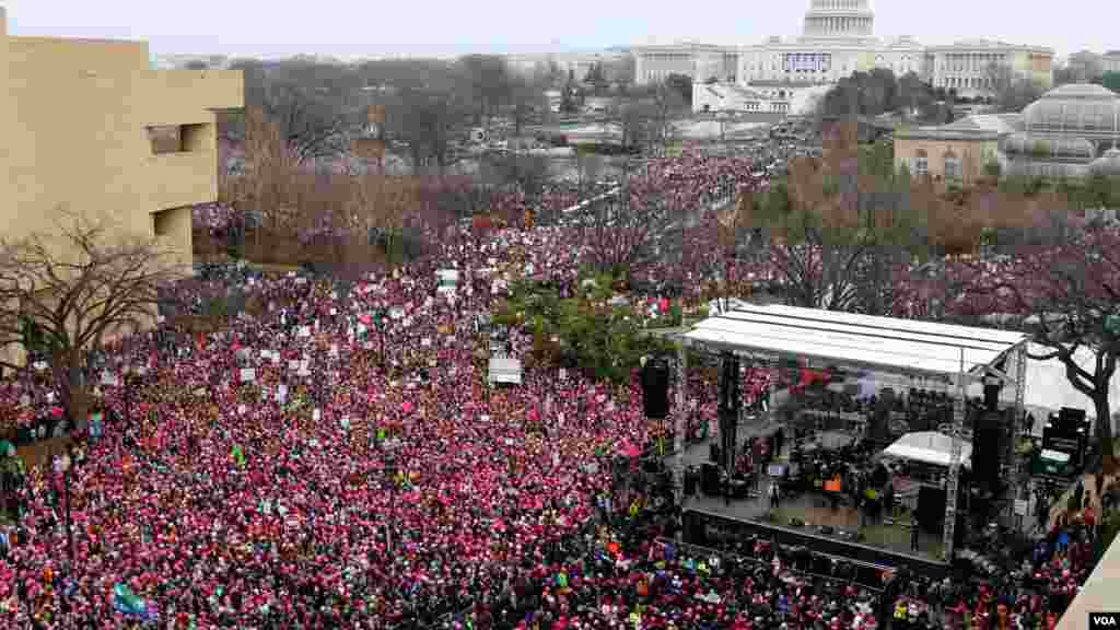 Dubban mata na gudanar da zanga-zanga a birnin Washington DC, don nuna rashin amincewarsu da manufofin sabuwar gwamnati Donald Trump.