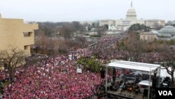 Suasana 'Women's March' di Washington dari atap gedung Voice of America di Washington, DC 21 Januari 2017(B. Allen / VOA)