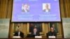 Per Stroemberg, Goeran K Hansson et Per Krusell annoncent les lauréats du prix Nobel d'économie lors d'une conférence de presse à l'Académie royale des sciences de Suède à Stockholm, le 8 octobre 2018.