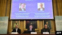 Per Stroemberg, Goeran K Hansson et Per Krusell annoncent les lauréats du prix Nobel d'économie lors d'une conférence de presse à l'Académie royale des sciences de Suède à Stockholm, le 8 octobre 2018.