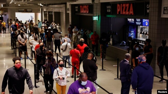 منگل کے روز ہونے والے امریکی صدارتی انتخاب کے لیے عوام بڑی تعداد میں ‘ارلی ووٹنگ’ کی سہولت کے تحت الیکشن کے دن سے پہلے ہی ووٹ ڈال رہے ہیں۔ (فائل فوٹو)