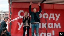 Russian opposition leader Alexei Navalny gestures during major protest rally in Bolotnaya Square, Moscow, May 6, 2013.