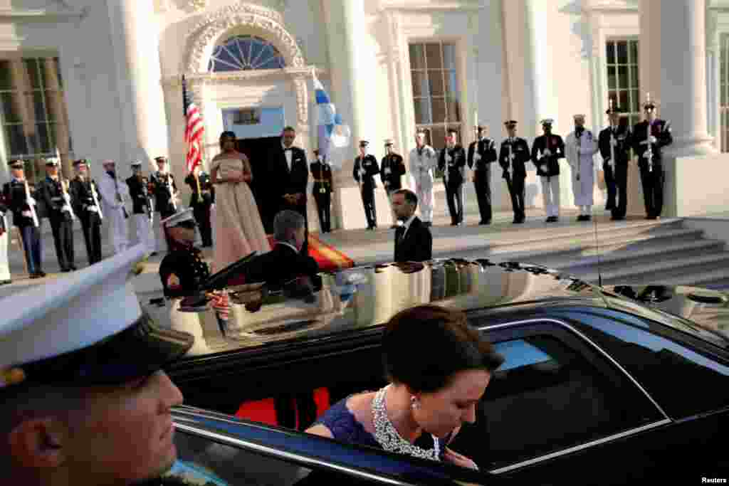 اوباما و همسرش از رئیس جمهوری فنلاند استقبال می کنند.