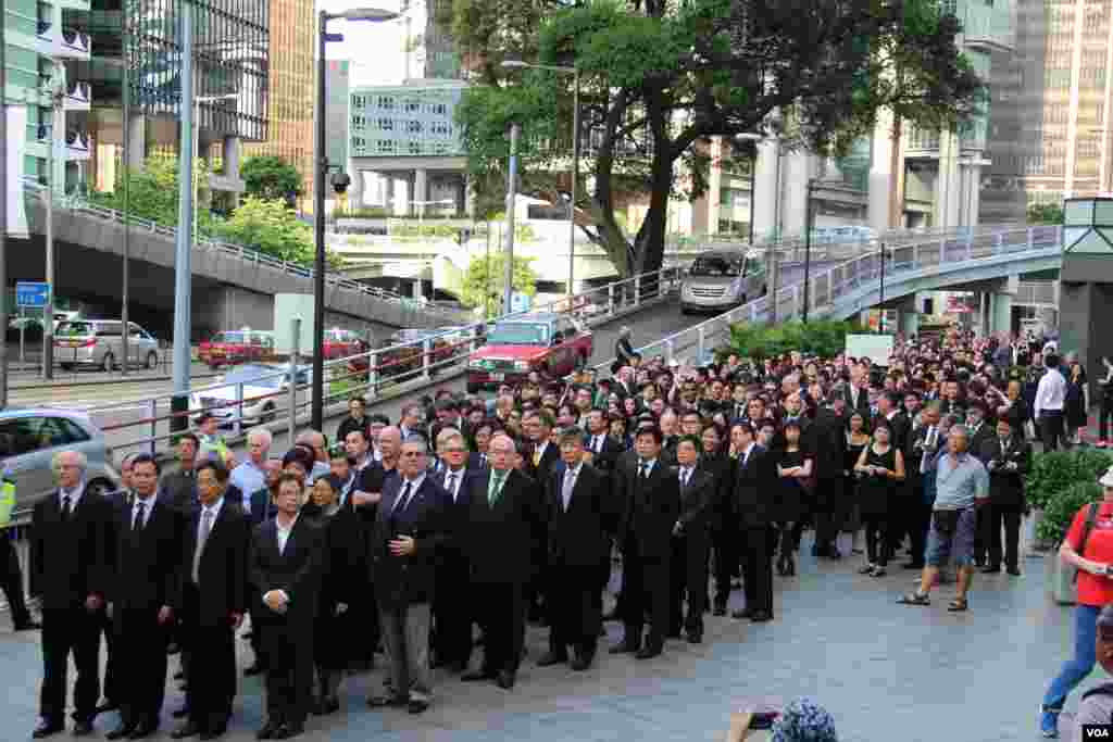 上千名香港律师参加法律界黑衣静默游行（美国之音海彦拍摄）