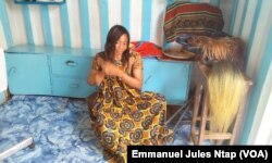 Monique, formatrice en coiffure, à Handicap Home à Yaoundé, le 7 décembre 2017. (VOA/Emmanuel Jules Ntap)