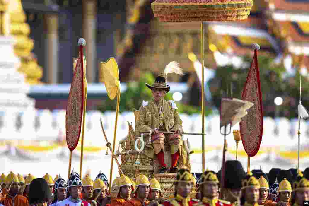 مراسم تاجگذاری و ادای احترام به پادشاه جدید تایلند همچنان ادامه دارد. او را با کجاوه به خیابان برده اند تا مردم را ببیند.&nbsp;
