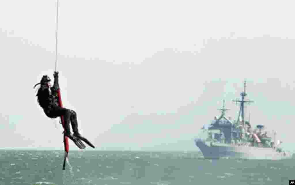 美韩海军2010年4月在黄海举行医疗搜救训练演习