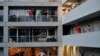 Des résidents font de l'exercice sur leur balcon à la avec des entraîneurs de fitness à Nantes, en France, pendant le confinement destiné à ralentir la propagation de la maladie à coronavirus (COVID-19) en France, le 27 mars 2020. REUTERS / Stephane Mahe