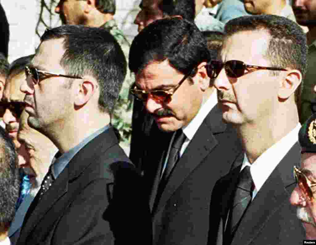 Prezident Bəşər Əsəd, qardaşı Mahir və yeznəsi General-Mayor Asef Şevkət 2000-ci ildə Hafiz Əsədin dəfnində iştirak edirlər. Əsədə hakimiyyət artası Hafiz Əsəddən miras qalıb. Asef Şəvkət öldürülüb. 