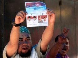 Seorang petugas pemilu memegang surat suara saat penghitungan suara pemilihan presiden di Makassar, Sulawesi Selatan, 9 Juli 2014. (Foto: REUTERS/Yusuf Ahmad)