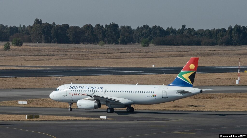 Un vol de South African Airways (SAA) est vu sur le tarmac avant de quitter l'aéroport international de Tambo à Johannesburg le 23 septembre 2021.
