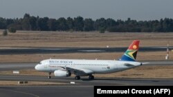 Un vol de South African Airways (SAA) est vu sur le tarmac avant de quitter l'aéroport international de Tambo à Johannesburg le 23 septembre 2021.