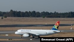 Un vol de South African Airways (SAA) est vu sur le tarmac avant de quitter l'aéroport international de Tambo à Johannesburg le 23 septembre 2021.