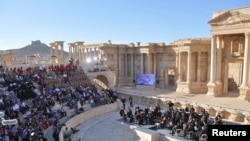 روس کے مارنسکی تھیٹر نے شام کے شہر تدمر میں جمعرات کو اپنے فن کا مظاہرہ کیا۔ 