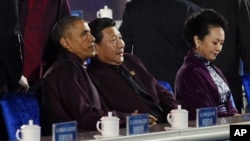 奧巴馬(左)與習近平(中)共同出席會議