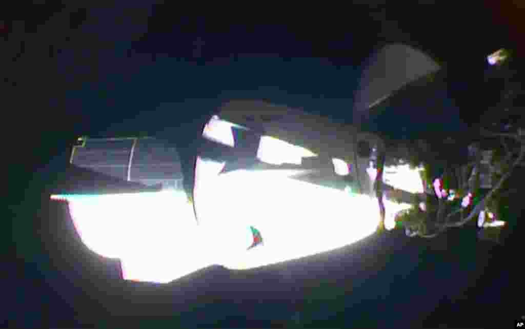  En esta imagen tomada del video de televisi&#243;n de la NASA, la c&#225;psula de la tripulaci&#243;n SpaceX Dragon, con los astronautas de la NASA Doug Hurley y Robert Behnken a bordo, atraca en la Estaci&#243;n Espacial Internacional el domingo 31 de mayo de 2020.