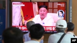 People watch a screen showing a file image of North Korean leader Kim Jong Un during a news program at the Seoul Railway Station in Seoul, South Korea, Sept. 25, 2020. 