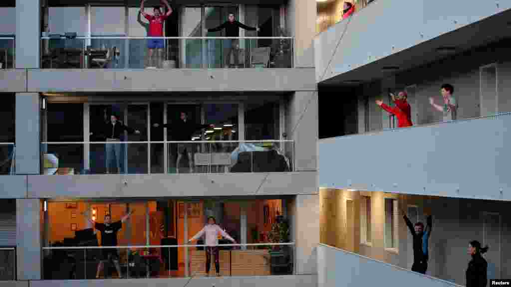 Residentes de un edificio de apartamentos en Nantes, Francia, hacen ejercicio en sus balcones siguiendo lo que hacen los entrenadores. El confinamiento en Francia ha obligado a las personas a que busquen actividades para mantenerse activos, algo importante en tiempos de estrés.