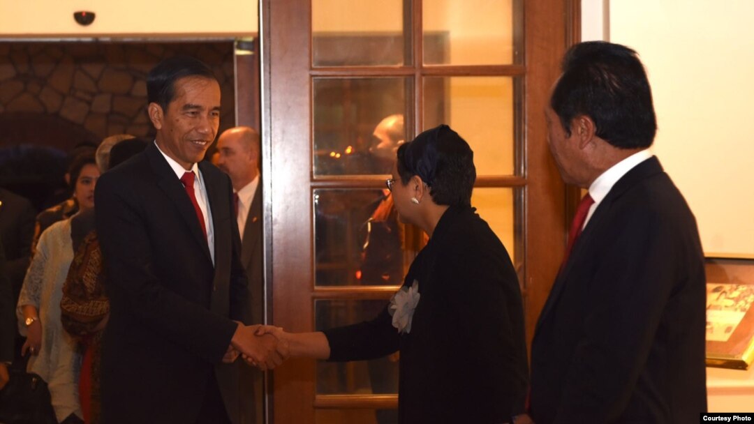 Presiden Joko Widodo disambut Menteri Luar Negeri Retno Marsudi dan Kepala BIN Sutiyoso di California, Minggu sore (14/2).